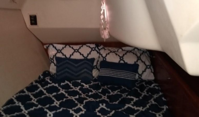46 Hunter Guest stateroom stbd