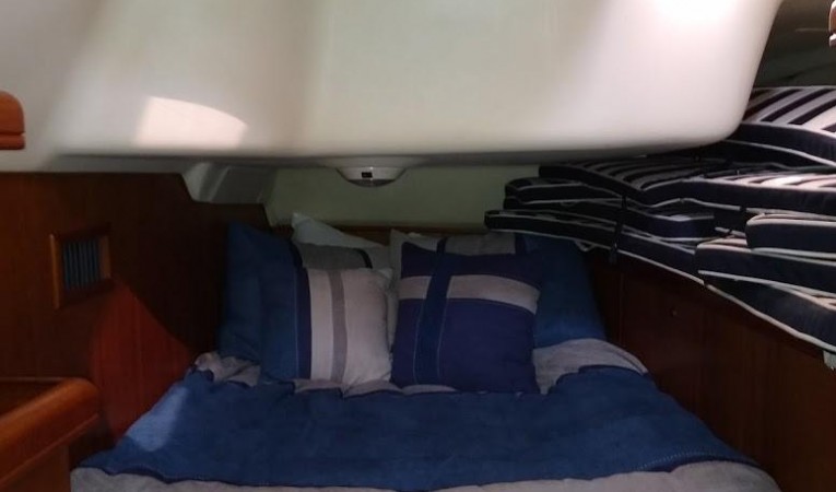 46 Hunter Guest stateroom port