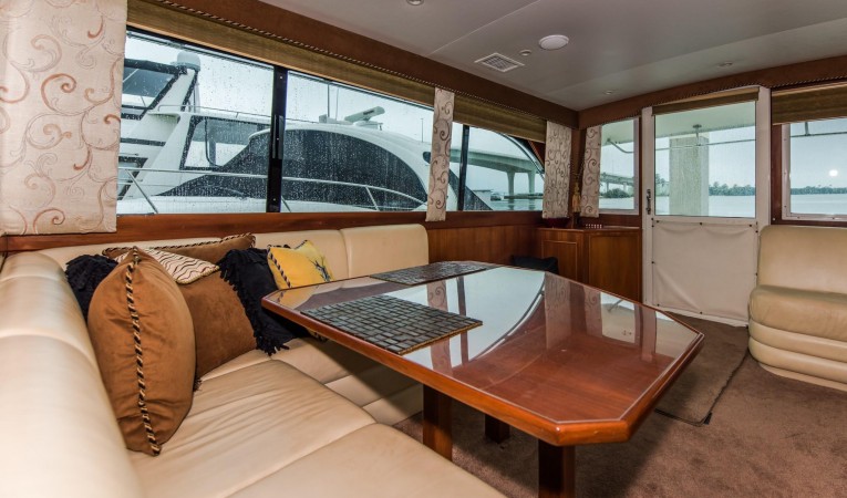 50 Post Salon and Dinette