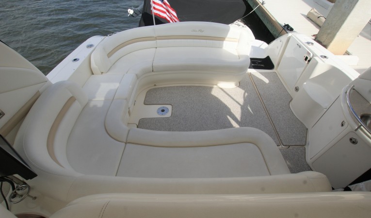 44 Sea Ray cockpit table out