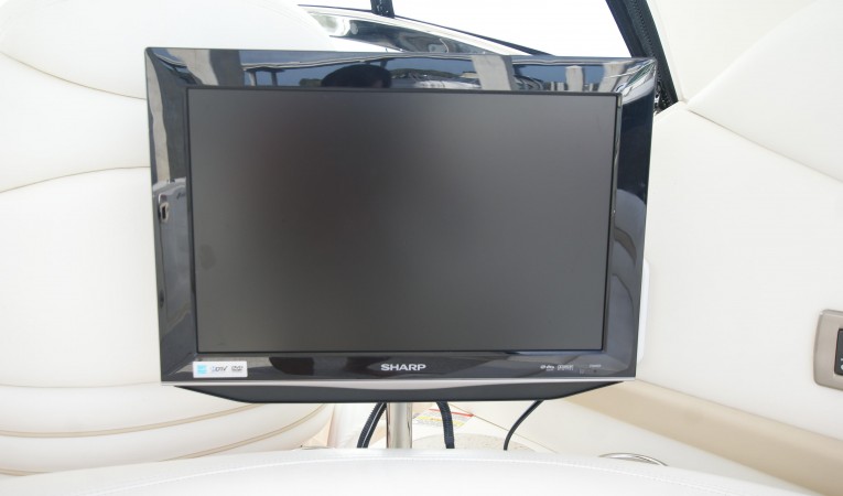 44 Sea Ray cockpit TV