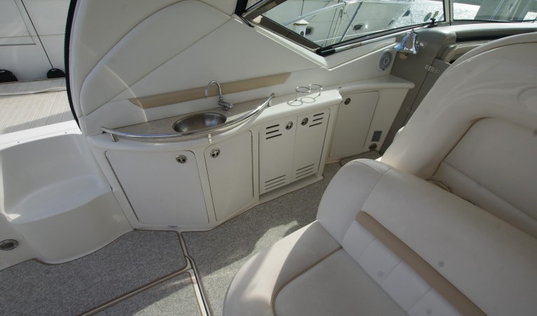 44 Sea Ray cockpit wet bar