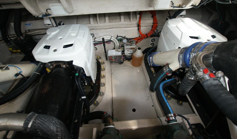 44 Sea Ray engine room aft