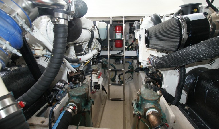 44 Sea Ray engine room forward