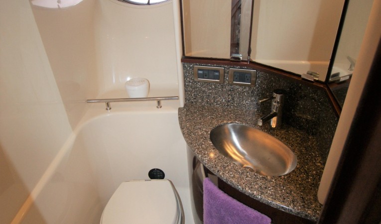 44 Sea Ray guest head aft