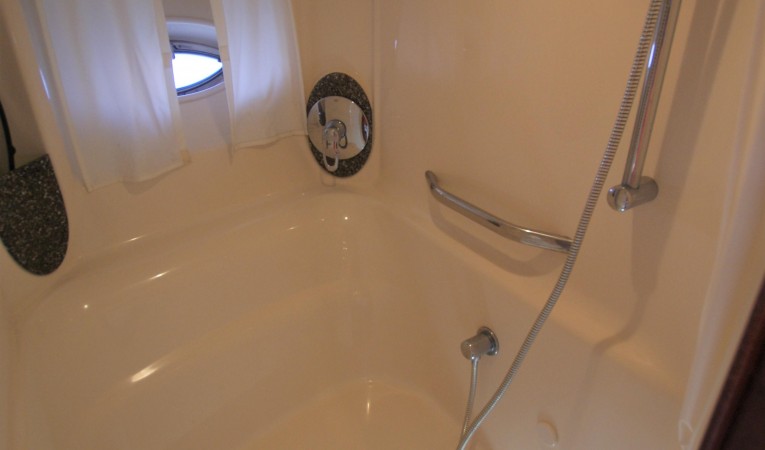 44 Sea Ray ensuite master shower to starboard