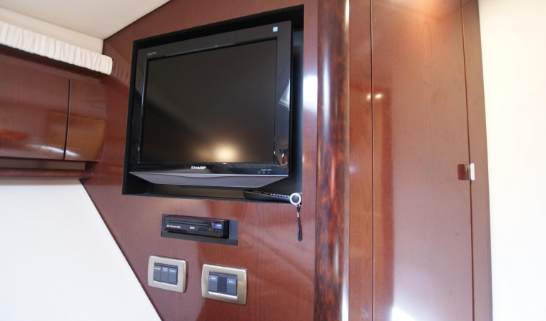 44 Sea Ray master TV
