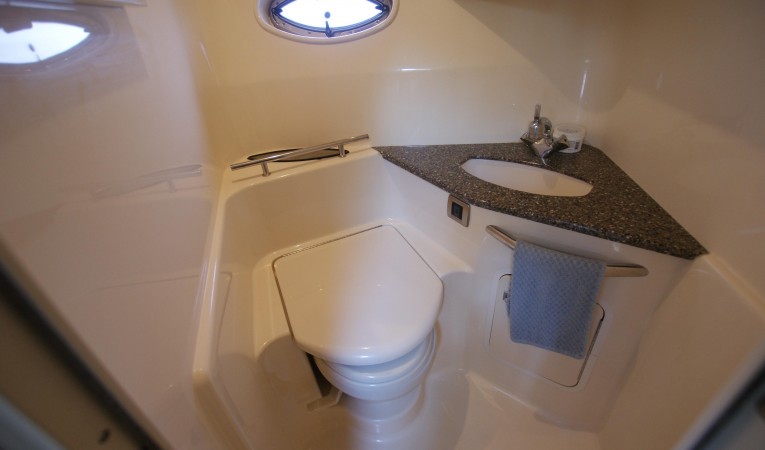 44 Sea Ray ensuite master head to port