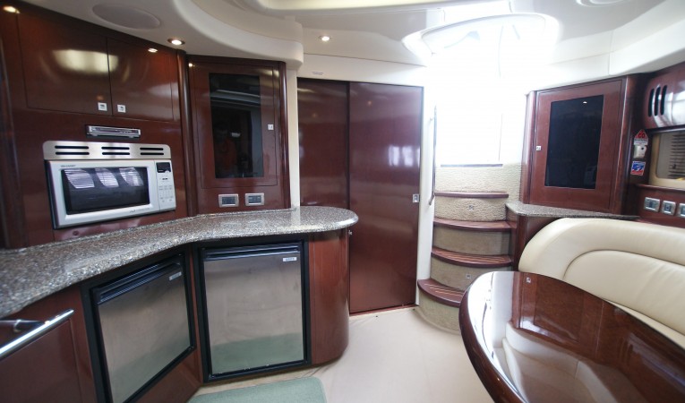 44 Sea Ray salon aft