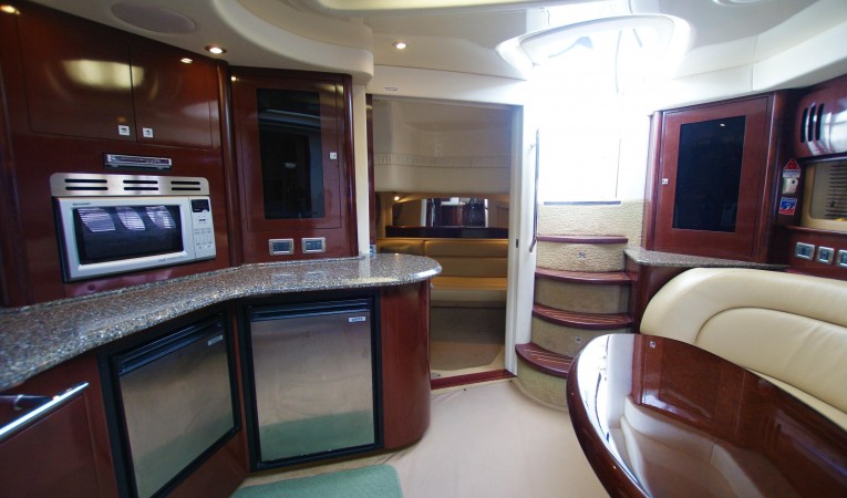 44 Sea Ray salon aft