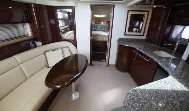 44 Sea Ray salon forward