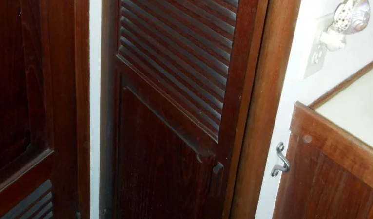 31 Sea Eagle Hanging locker in salon