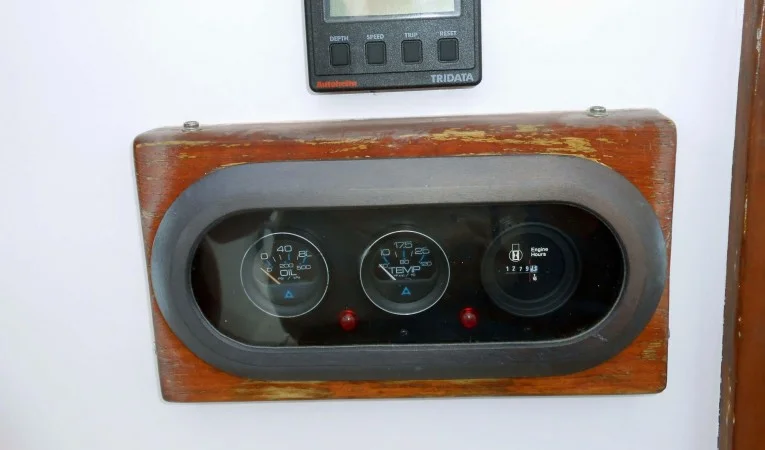 31 Sea Eagle Engine instruments and Tri-data