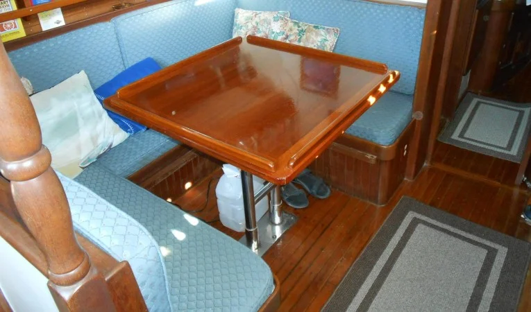 31 Sea Eagle Convertable dinette