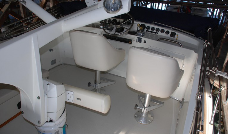 34 Tollycraft Flybridge with Mast Down