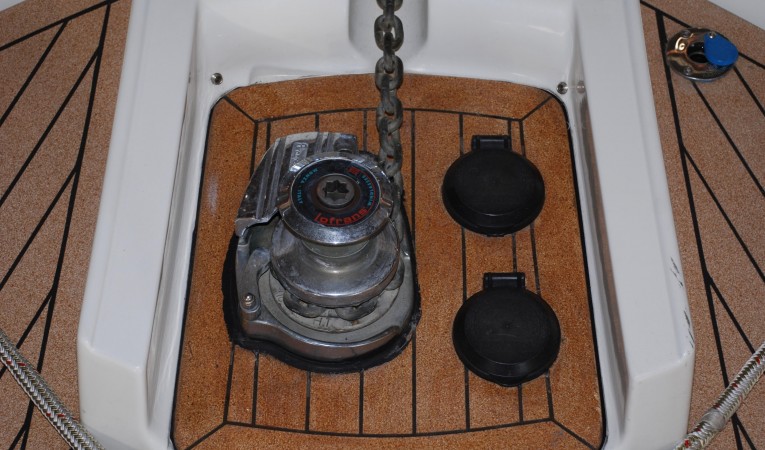 34 Tollycraft Lofrans Power Up/Down Windlass