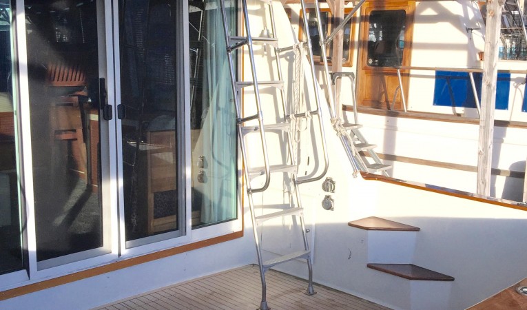 34 Tollycraft Cockpit