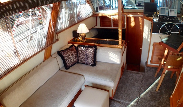 34 Tollycraft Salon Port