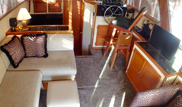 34 Tollycraft Salon Forward