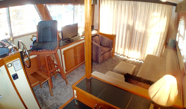 34 Tollycraft Salon Aft