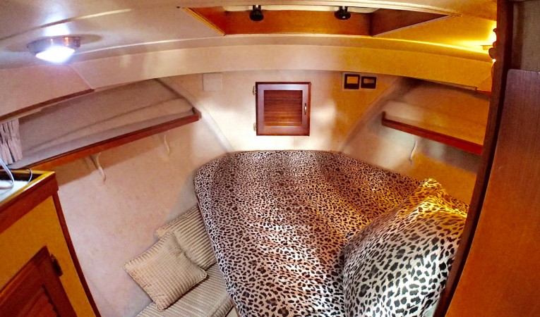 34 Tollycraft Master Stateroom