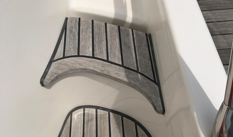 46 Jeanneau Prestige Teak Steps