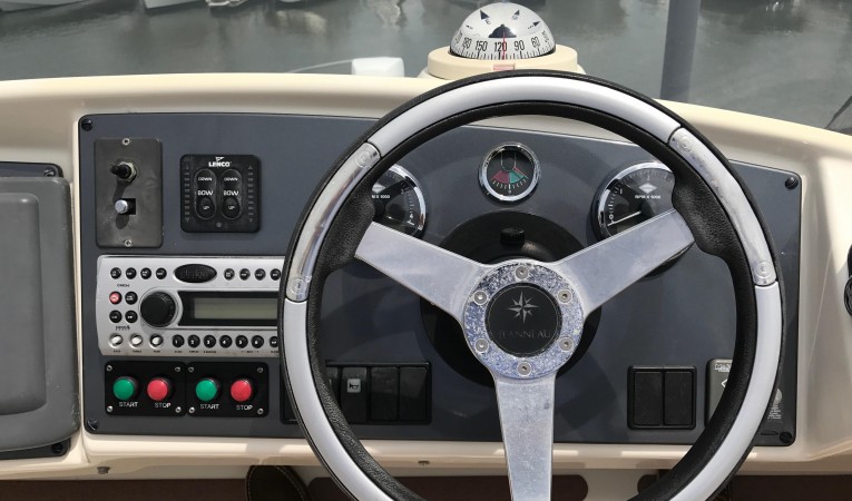 46 Jeanneau Prestige Flybridge Helm