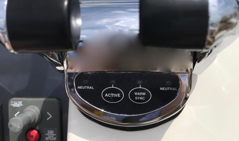 46 Jeanneau Prestige Throttle Control