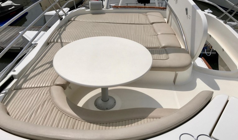 46 Jeanneau Prestige Flybridge Settee