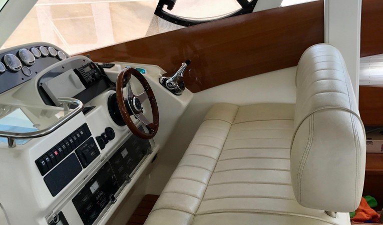 46 Jeanneau Prestige Helm Layout