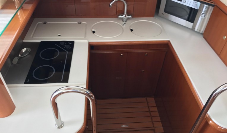 46 Jeanneau Prestige Galley