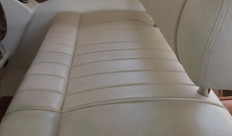 46 Jeanneau Prestige Helm Seat