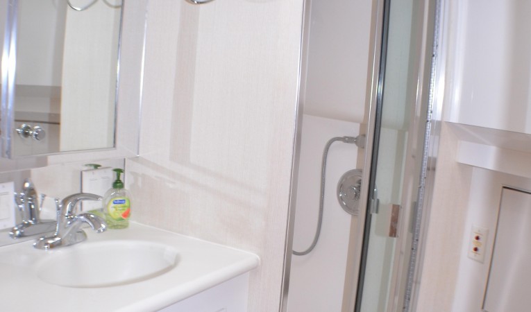 74 Hatteras VIP Cabin