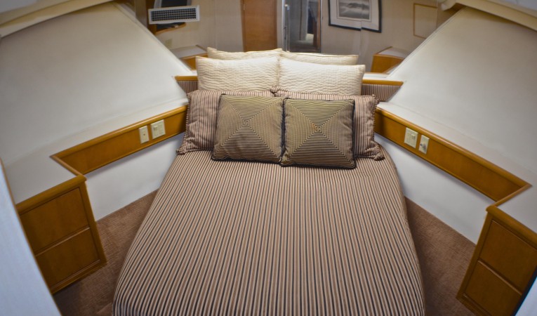 74 Hatteras VIP Cabin