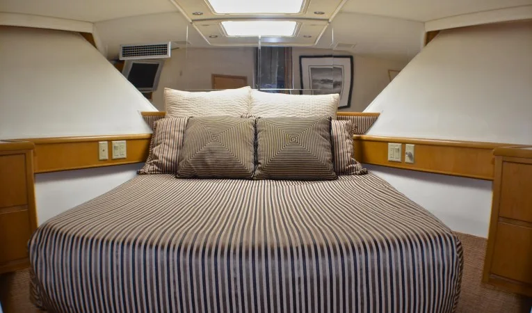 74 Hatteras VIP Cabin