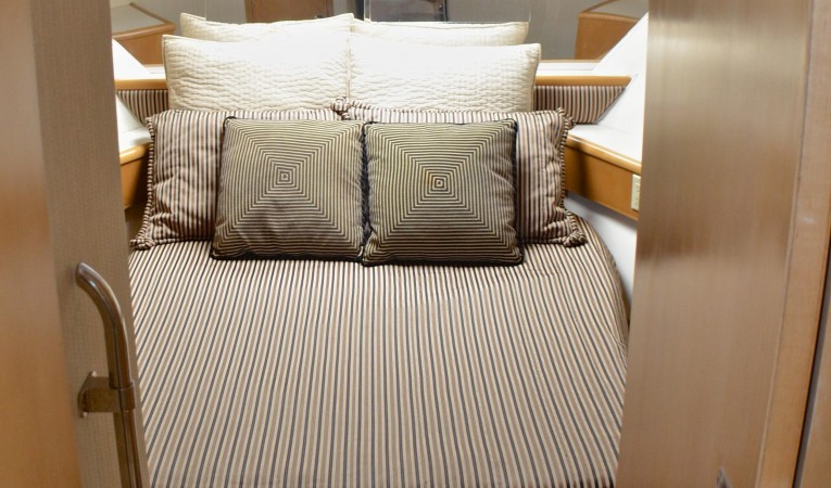 74 Hatteras VIP Cabin