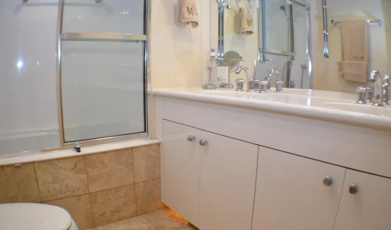 74 Hatteras Master Cabin