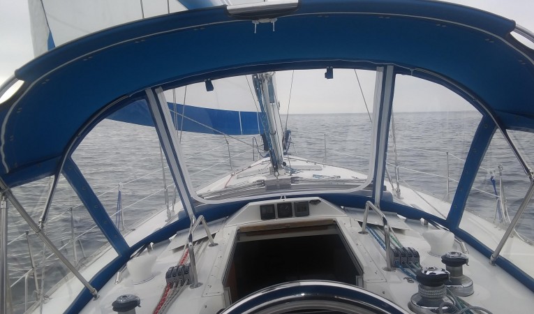 45 Hunter Under sail