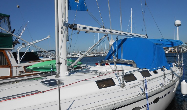 45 Hunter In mast furling and rigid boom