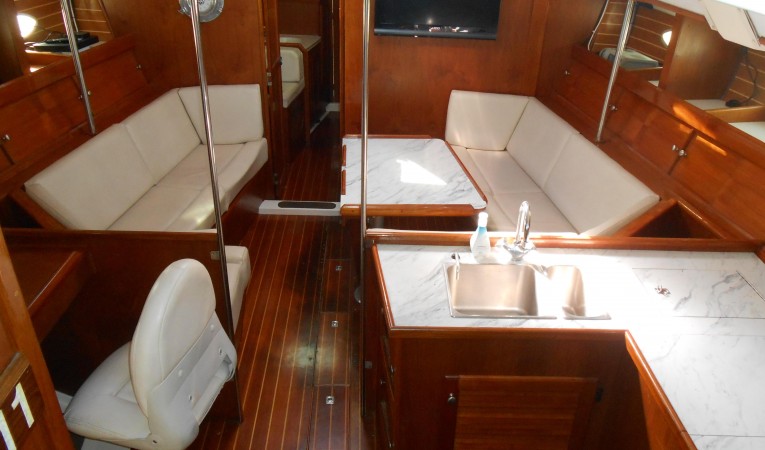 45 Hunter Galley to salon