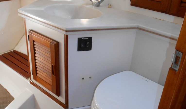 45 Hunter Aft head/shower