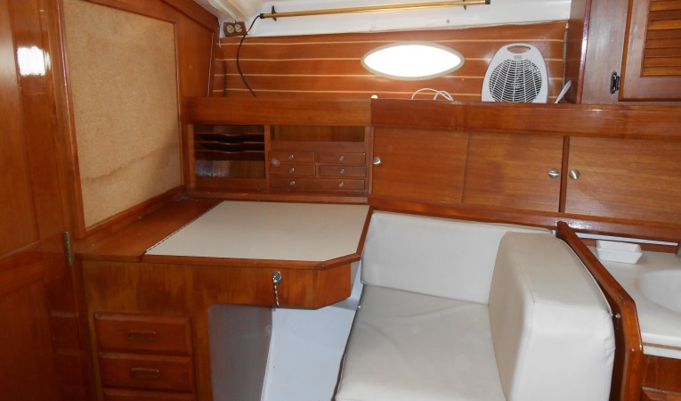 45 Hunter Forward stateroom Vanity/desk