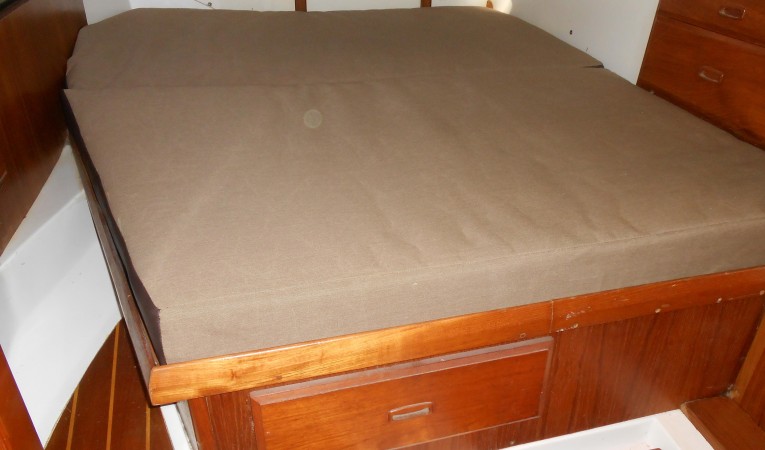 45 Hunter Aft master berth