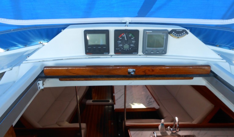 45 Hunter Sailing instruments
