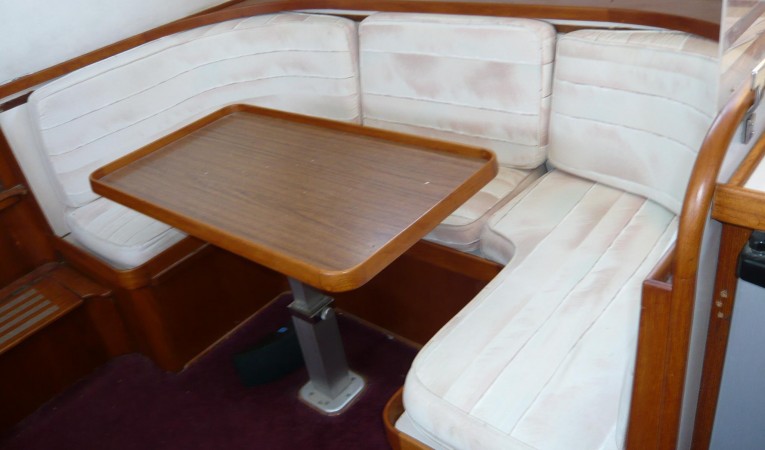 33 American Marine / Grand Banks Convertible dinette (port)