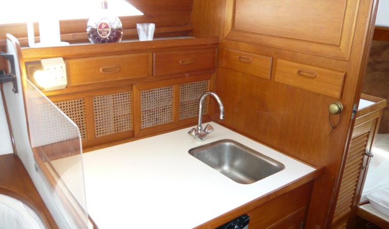 33 American Marine / Grand Banks Galley