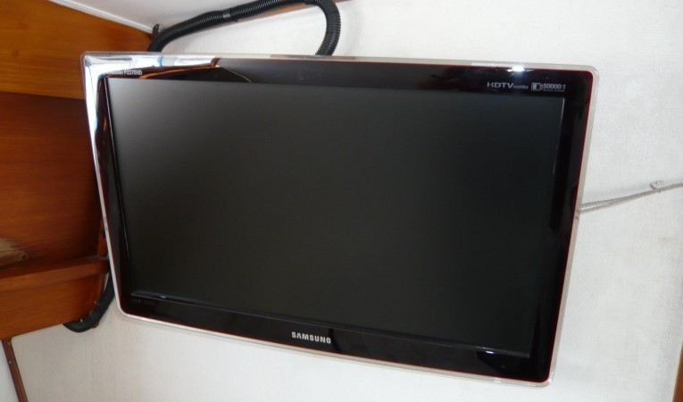 33 American Marine / Grand Banks Flat screen TV