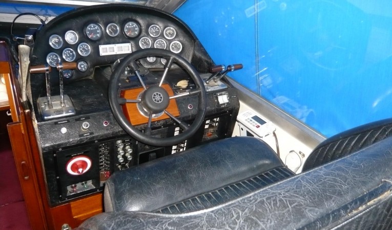 33 American Marine / Grand Banks Helm