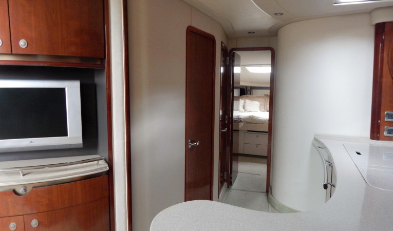 50 Sea Ray Hallway forward