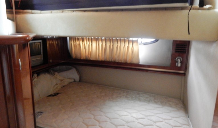 50 Sea Ray Guest Cabin